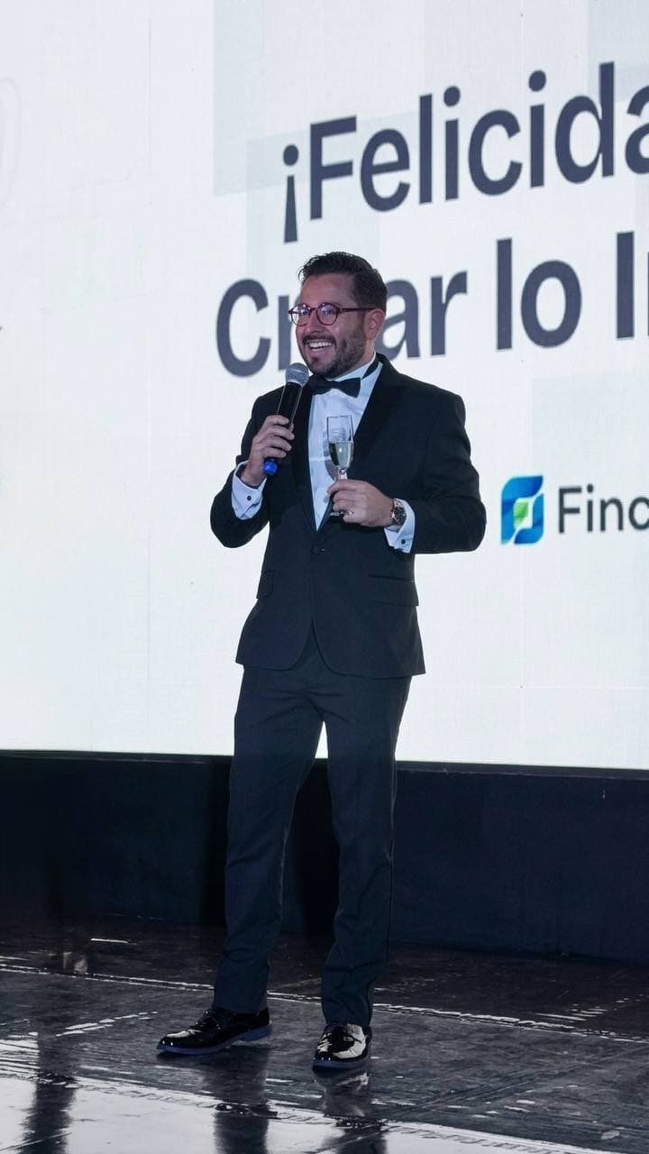 Luis Fernando López en el escenario del evento Finanzology